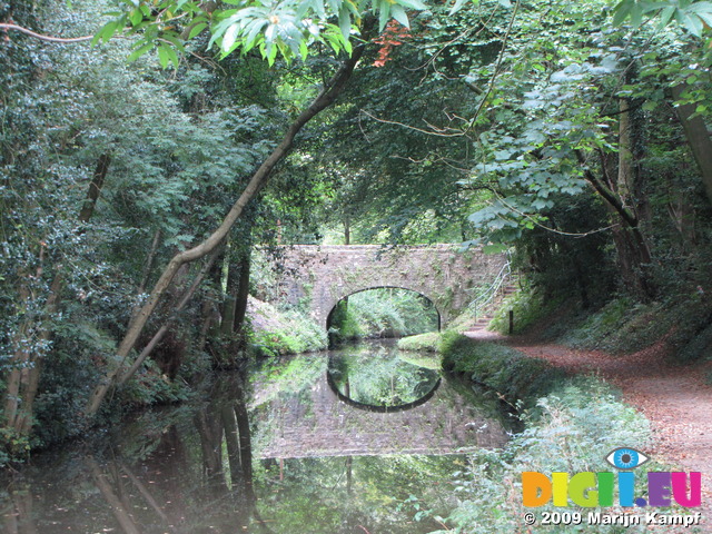 SX09626 Reflected bridge on Monmouthshire and Brecon Canal